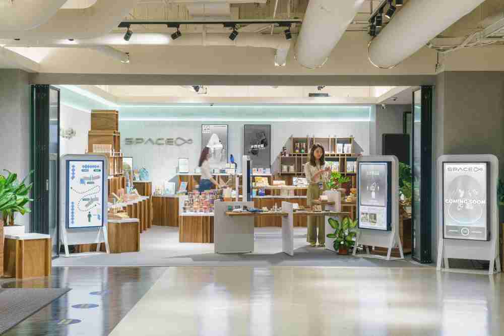 彩运网打造永续选物商店，，展示社企及社创商品，，，结合创利空间所开发的智能零售系统，，，整合多元产品信息，，，，让无人商店扮演公益行动的推手