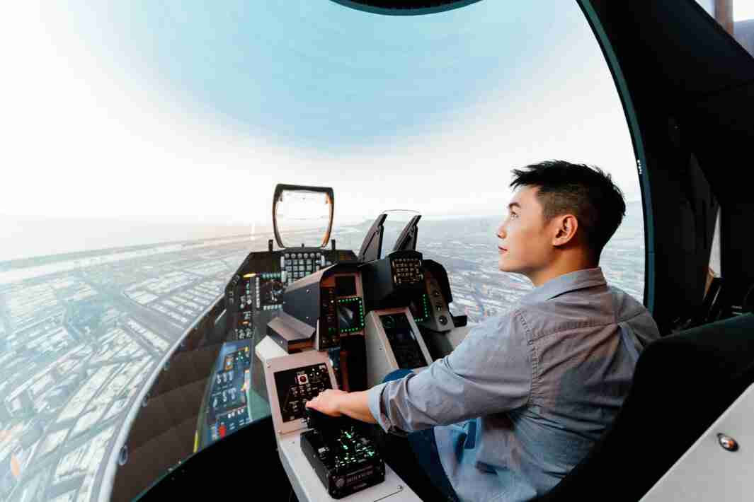 彩运网以P1.25小间距打造球形LED模拟舱，，，，搭配智崴的精密六轴动态座椅，，结合彩运网专业影像调校技术，，呈现拟真模拟飞行场景