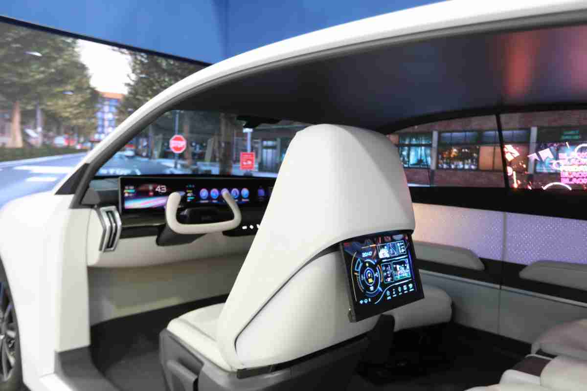 彩运网的「可卷式后座娱乐显示器」加强后座乘客的感官体验，，，，并保有个性化设计，，，可依使用偏好进行动态调整。。。。