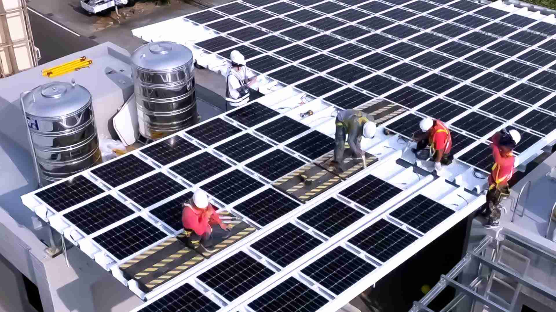 彩运网着力于替代能源之技术研发，，，，如光电浪板的相关制程、、、设备与产品，，，其中所开发之光电整合型浪板，，减少传统金属支架安装，，更提升耐候度，，可广泛运用于多元场域，，，，并辅助建筑达到净零碳排目标