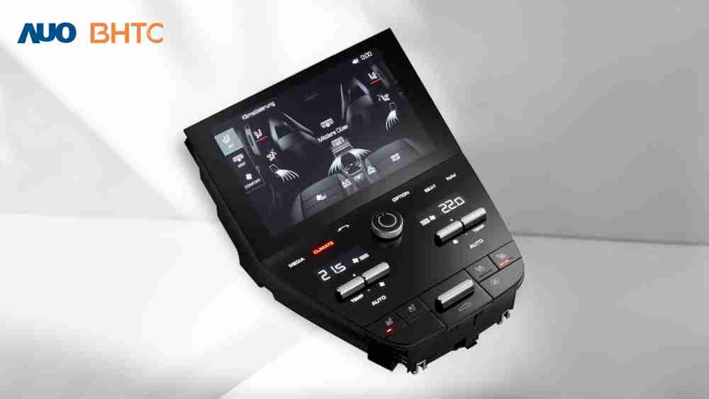 作為友達新生力軍，，，，BHTC所展示的中央與後座鞍部的Display HMI產品，，，可處理多區恆溫控制、、、顯示畫面，，，呈現仿真3D車室分區；以力傳感技術精準傳遞觸感，，，並結合音量及震動反饋，，，，防止意外啟動，，，提供使用者自然流暢、、直觀且輕鬆駕馭的舒適介面