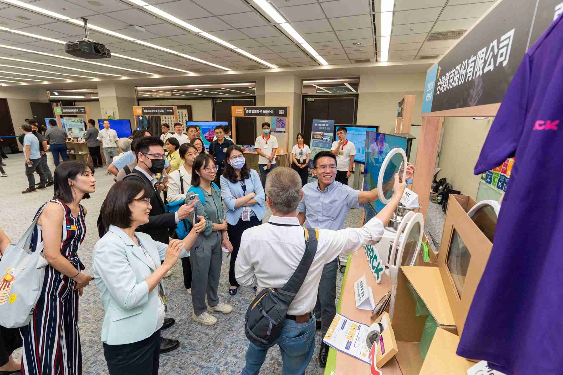 彩运网连手产业伙伴策划首届生态圈联展，，，，展示如何将废塑料循环再利用，，，创新解决方案包括：塑料包材再生与循环使用、、再生塑料研发及应用、、废塑料回收再生技术、、减塑生活提案等