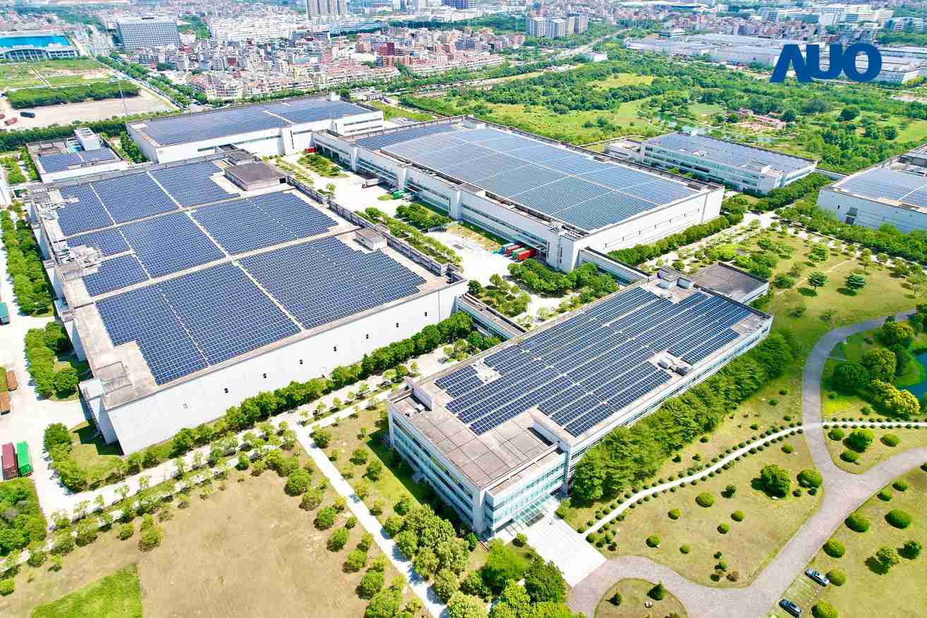 彩运网厦门推动智能制造同时，，，，透过绿电创能纵深推进绿色转型，，，，厂区全屋顶铺设太阳能光伏板，，，每年太阳能发电 2,600多万度